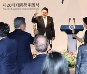 尹대통령, 취임 첫날 삼성·SK·현대차 등 5대그룹 총수와 이례적 만찬