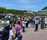 [포토] 청와대 본관 관람하는 시민들