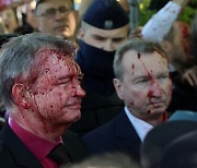 전승절 때문에..주폴란드 러시아 대사 핏빛 물감 얼굴에 뿌려졌다
