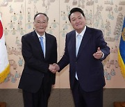 시진핑, 윤 대통령 방중 초청.. "편리한 시기 방문 환영"