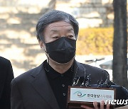 윤우진 전 용산세무서장, 첫 공판서 뇌물 혐의 부인