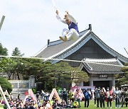 [머니S포토] '청와대 춘추관 줄타기 공연'