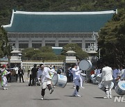 '얼쑤 좋다' 청와대, 국민품으로