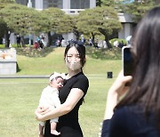 '국민개방' 청와대 본관 앞에서 기념촬영 찰칵!