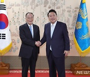 시진핑, 尹대통령 방중 초청..왕치산 "편리한 시기 방문 환영"(종합)