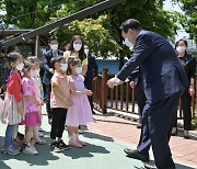 용산구 어린이들과 인사하는 윤석열 대통령