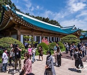 청와대 74년만 '전면 개방'..시민들 "새롭고 아름답다"