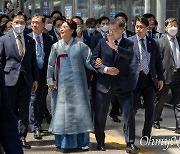 [오마이포토] 팔짱 끼고 귀향길 나선 문재인 전 대통령 내외