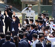 "환영""교통 통제 불편".. 윤석열 '용산 집무실' 첫 날 주변 풍경