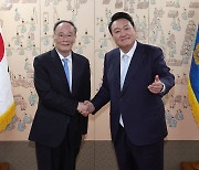 윤 대통령 만난 '시진핑 오른팔', 덕담만 하진 않았다