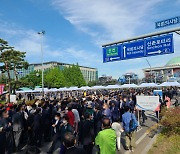 "국민을 위한 대통령 돼주세요, 잘 부탁드립니다"..취임식 참석자들 긴 대기줄에도 '활짝'