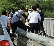 서강대교에서 내리는 시민들