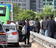 서강대교에서 내리는 시민들