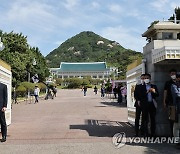 개방 행사 앞두고 열려 있는 청와대 정문