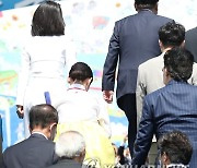 국회 도착한 윤석열 대통령 내외, 걸어서 단상으로 이동
