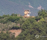 인공기 걸린 북한군 초소