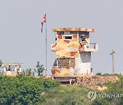 초소 위의 북한군