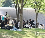 잔디밭에 앉아 축제 즐기는 학생들