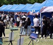 야외 축제 즐기는 서울대 학생들