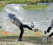 야외 축제에서 즐기는 버블 축구