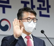 취임 선서하는 장상윤 교육부 차관