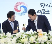 건배하는 윤석열 대통령과 박병석 국회의장