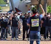 구호 외치는 용인경전철 노조