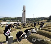 우크라인, 오월정신 조국에 닿기를 염원하며 5·18묘지 찾는다