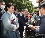 문 전 대통령 귀향, 마을 들썩.."나와주세요"에 셔츠 차림 인사(종합)