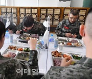 [포토]장병들과 함께 식사하는 이준석 국민의힘 대표