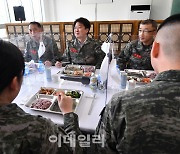 [포토]해병대 장병들과 함께 식사하는 이준석 국민의힘 대표