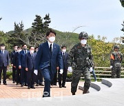 [포토]천안함 46용사 위령탑에 참배하는 이준석 국민의힘 대표