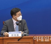 [포토]이야기 나누는 윤호중 더불어민주당 비대위원장-방송인 하리수