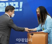 [포토]인사 나누는 윤호중 더불어민주당 비대위원장-방송인 하리수