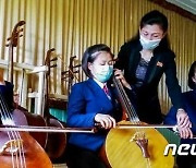음악 수업 듣는 북한 사리원예술학원생