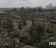 러 포격에 폐허된 마리우폴의 시가지와 아조우스탈