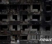 러시아 군 포격에 파괴되고 불 탄 마리우폴의 아파트