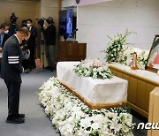 마지막 인사하는 김동호 장례위원장