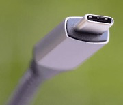 "애플, 내년 아이폰15부터 USB-C로 전환"