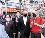 U.S. 'second gentleman' gets a kick out of Seoul