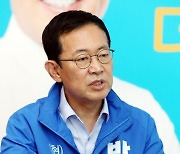 인터뷰하는 더불어민주당 박남춘 인천시장 후보
