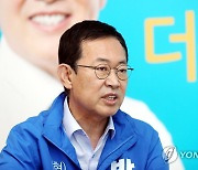 인터뷰하는 더불어민주당 박남춘 인천시장 후보