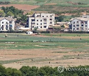 농사일하는 북한 주민들