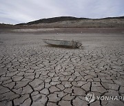 극심한 가뭄에 바닥까지 말라버린 미국 서부 미드호수