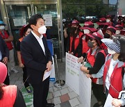오세훈, 서울시장 후보 등록 앞두고 만난 서울혁신파크 노동자들