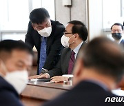 北 탄도미사일 3발 발사..尹 국가안보실 첫 점검회의 열어 대응