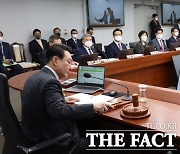 尹정부, 첫 임시 국무회의서 '59.4조' 추경안 의결..文정부 장관도 2명 참석