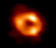 우리은하 중심에 있는 블랙홀 촬영 성공.."붉은 도넛 모양"
