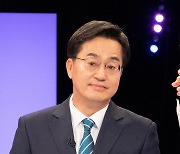 토론회 준비하는 김동연 후보