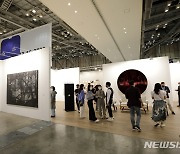'아트부산' 인산인해 국제갤러리 전시장